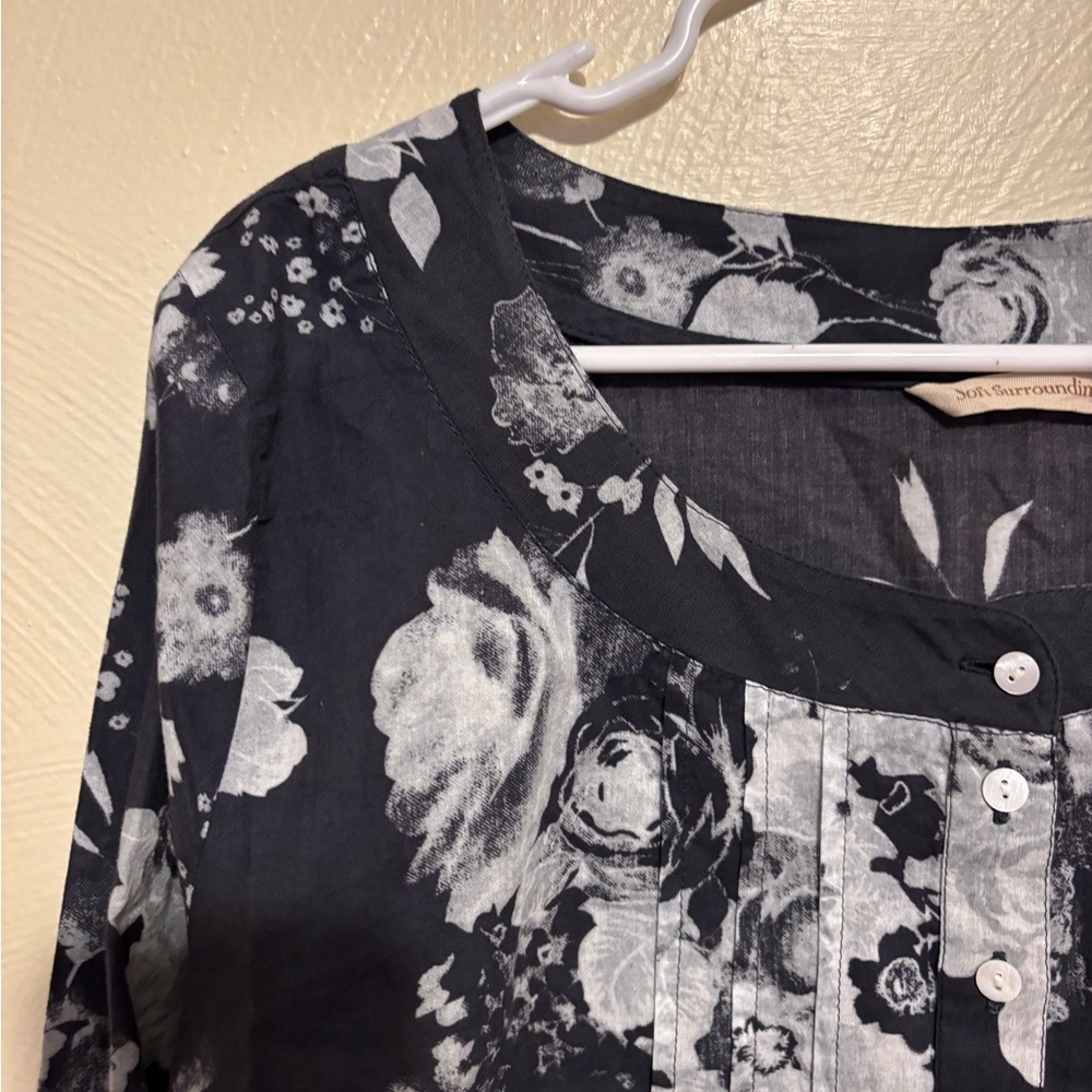Soft Surroundings Floral Tunic Blouse Womens Large Black White Roll Tab - Picture 5 of 7